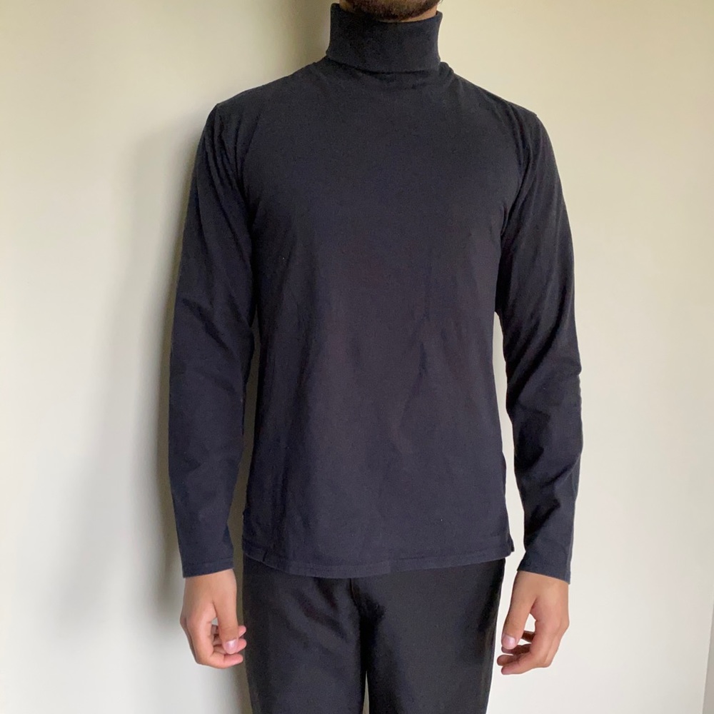 THREADBARE TURTLENECK